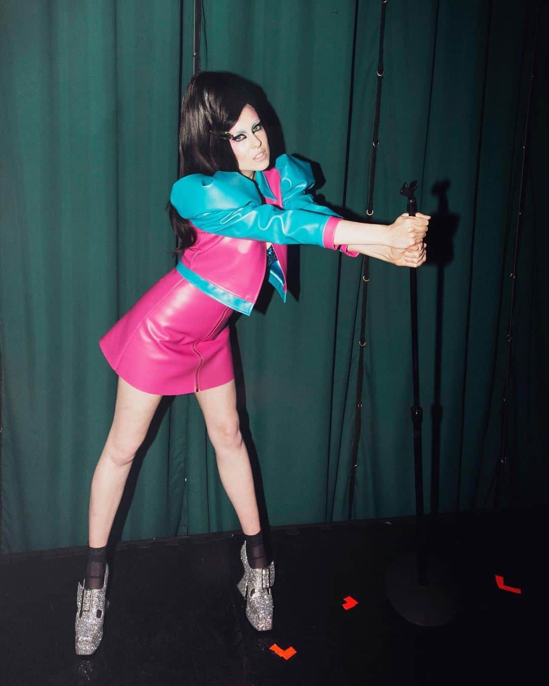 アリー・エックスのインスタグラム：「Friday at The Fonda. ⁣✨⁣ 📸 @nikkolamere ⁣⁣ Hair by @hairbyiggy ⁣⁣ Makeup by @lijhajade ⁣⁣ Styled by @melvinstyles ⁣⁣ Designs by @chrissasparkles」