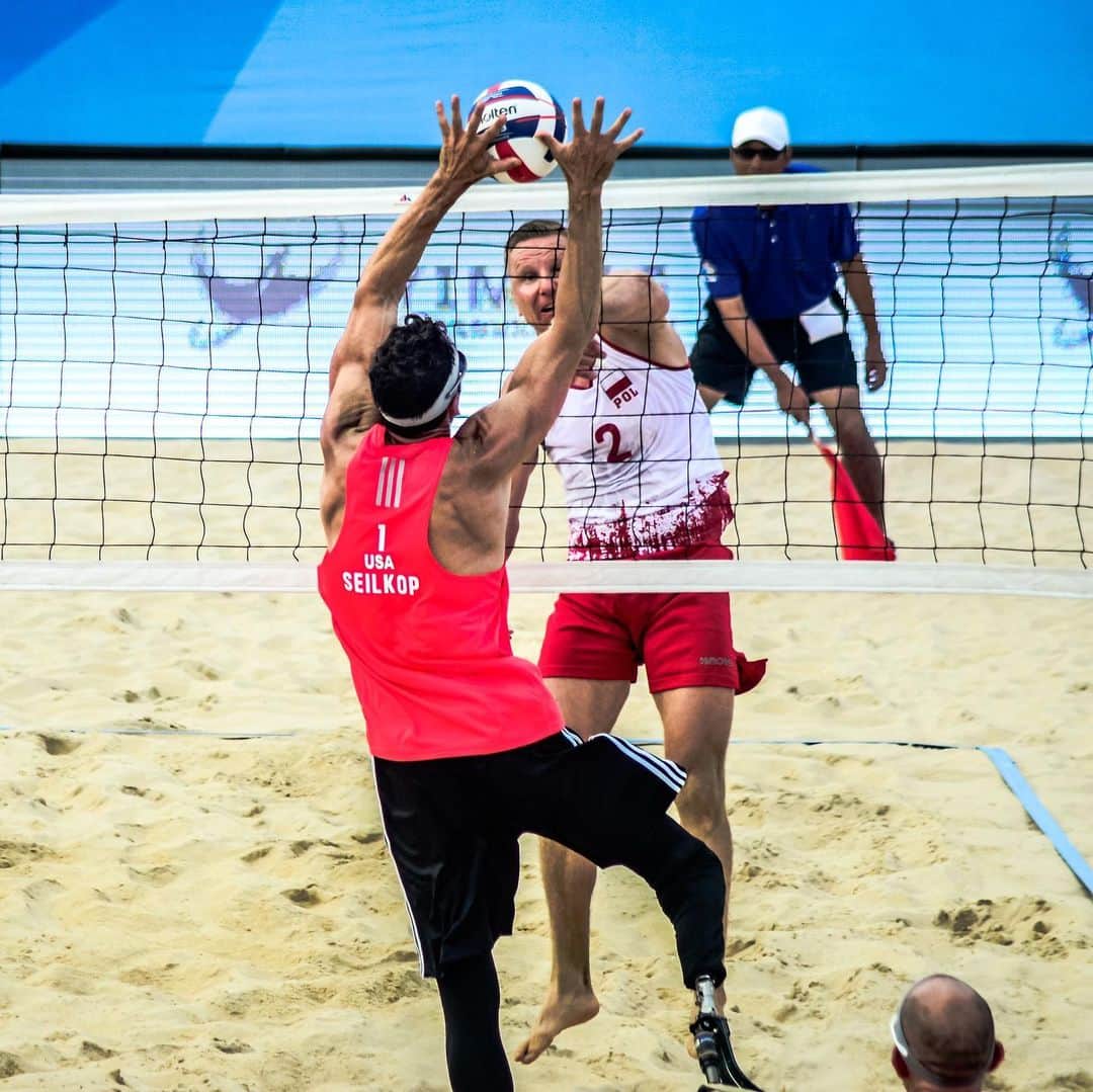 USA Volleyballさんのインスタグラム写真 - (USA VolleyballInstagram)「🥇 for the U.S. men's trio of @onehandvb, @paralympic3 and @chrisseilkop in the first-ever Beach @worldparavolley World Series Tour event on Sunday. Meanwhile the women's team of @Meredith.Gross, Skye McDermott and @Auturagan earn 🥈. Check out www.usavolleyball.org for details.」5月13日 5時36分 - usavolleyball
