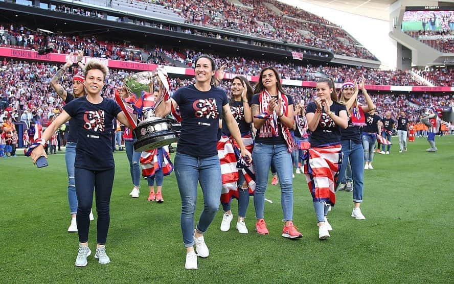 アトレティコ・マドリードさんのインスタグラム写真 - (アトレティコ・マドリードInstagram)「🔴⚪🔴👏 ¡Nuestras chicas han dado la vuelta de honor en el @WandaMetropolitano! ¡La afición rojiblanca ha rendido tributo al @AtletiFemenino campeón de Liga! ¡Bravo! 🙌 #AúpaAtleti」5月13日 5時48分 - atleticodemadrid