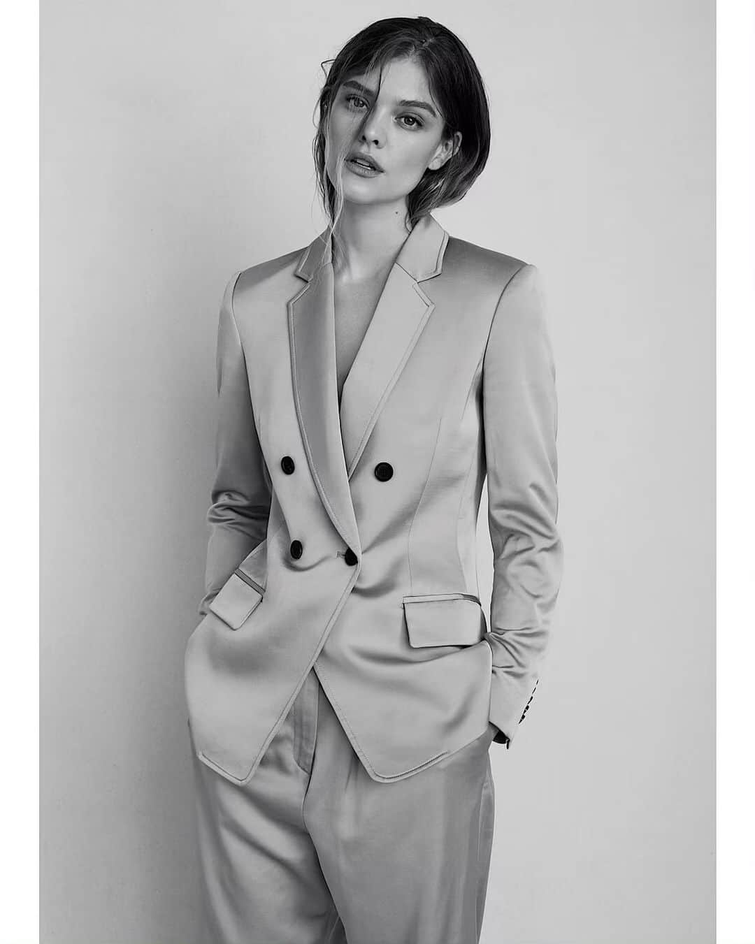 ニーナ・アグダルのインスタグラム：「Who else is a tomboy at heart but still loves pink shiny things? 💖」