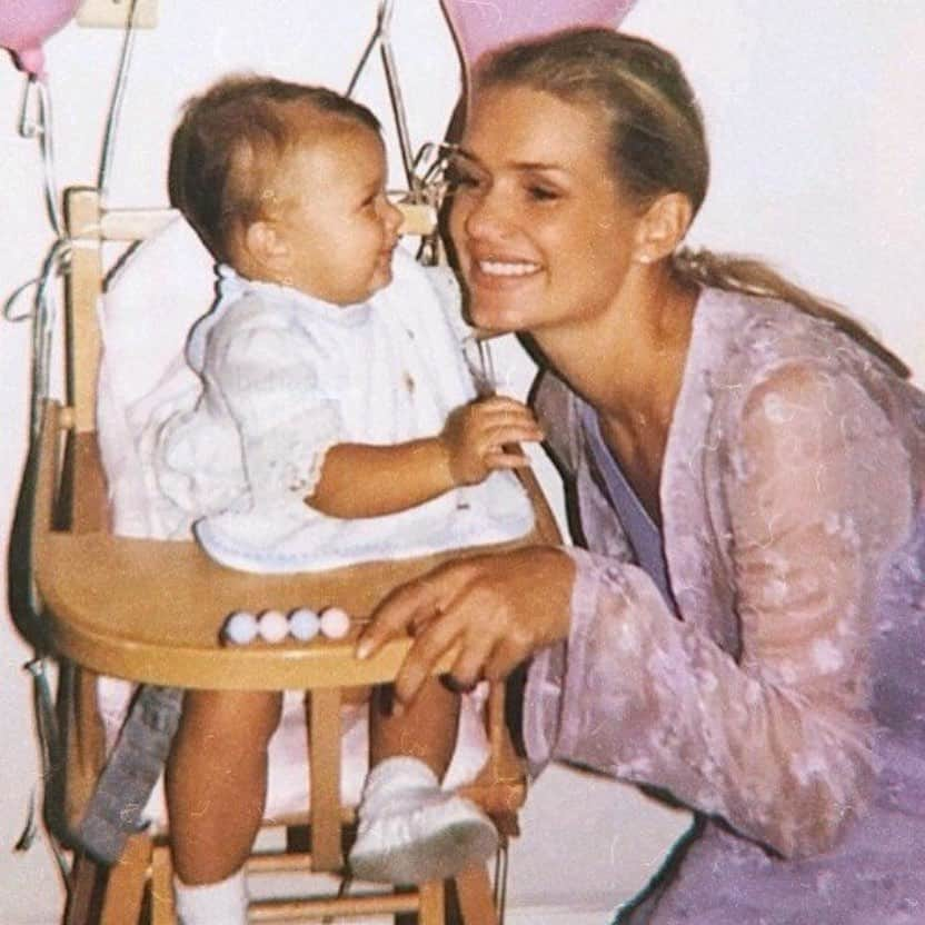 ベラ・ハディッドさんのインスタグラム写真 - (ベラ・ハディッドInstagram)「I will look at you like this forever. Happy Mother’s Day my queen! I wouldn’t be me without you. I love you 100 times to the moon and back!!! @yolanda.hadid ❤️❤️❤️」5月13日 5時53分 - bellahadid