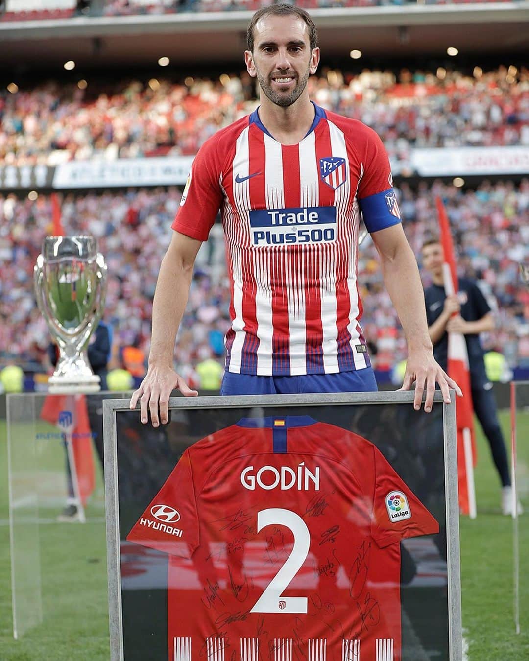 アトレティコ・マドリードさんのインスタグラム写真 - (アトレティコ・マドリードInstagram)「🖊 👕 El EQUIPO le regaló a @diegogodin una rojiblanca firmada por todos. ¡Detallazo! 😉  #AúpaAtleti #GraciasGodín」5月13日 5時55分 - atleticodemadrid