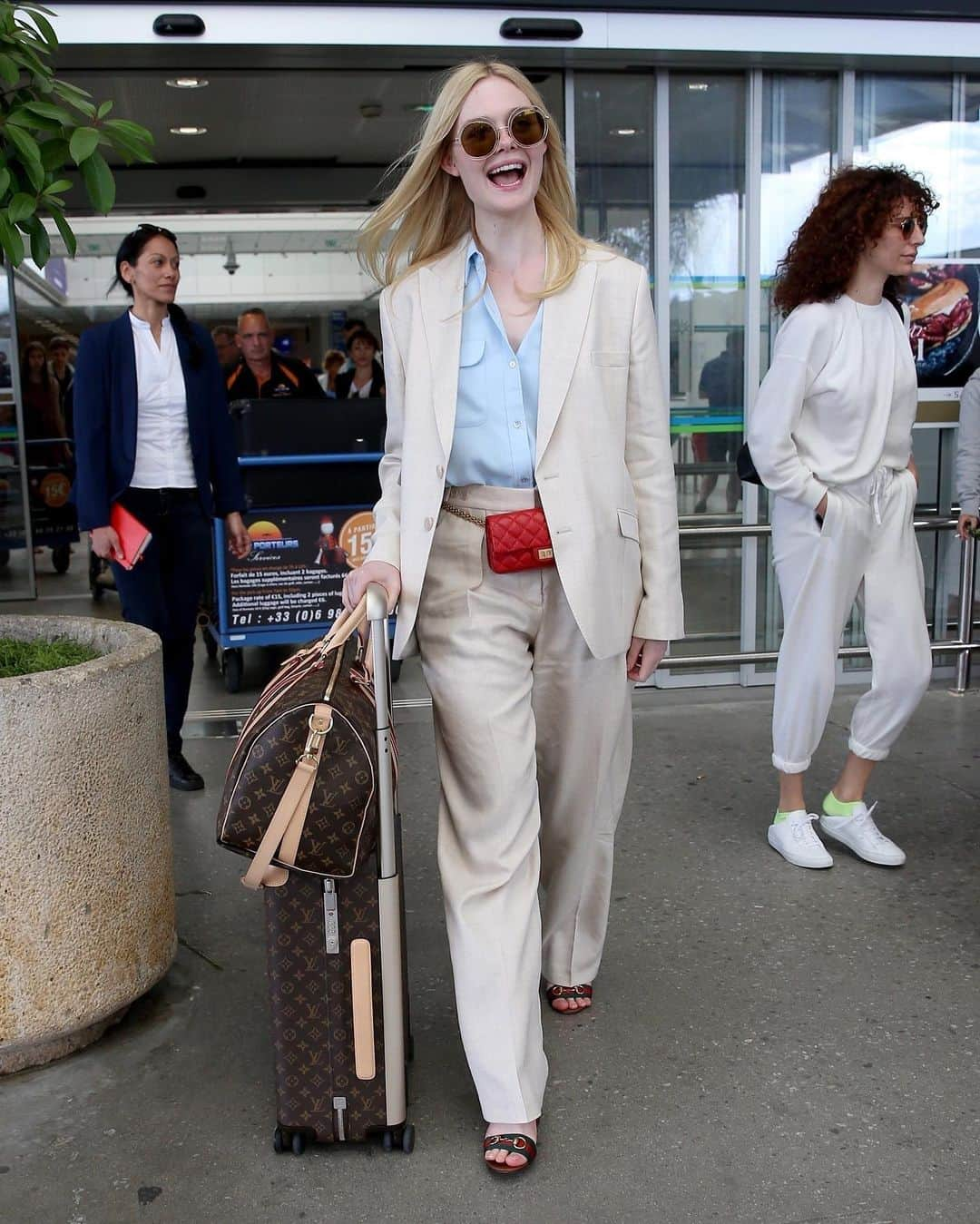 Just Jaredさんのインスタグラム写真 - (Just JaredInstagram)「@ellefanning makes a super chic arrival in France for the Cannes Film Festival, where she will serve as a member of the competition jury. #ElleFanning #CannesFilmFestival Photos: BackGrid」5月13日 5時55分 - justjared