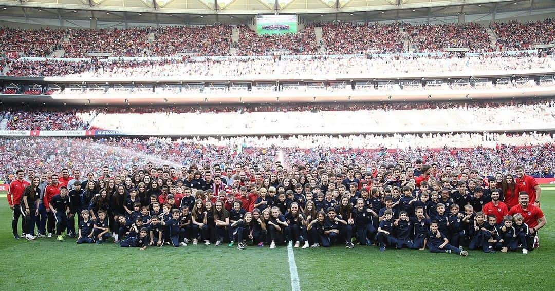 アトレティコ・マドリードさんのインスタグラム写真 - (アトレティコ・マドリードInstagram)「👧🏧👦 ¡Los equipos campeones de nuestra Atleti Academia saltaron al campo para recibir el homenaje de la afición en el @WandaMetropolitano! ¡Grande, chicos! 🔴⚪🔴 #AúpaAtleti」5月13日 6時06分 - atleticodemadrid