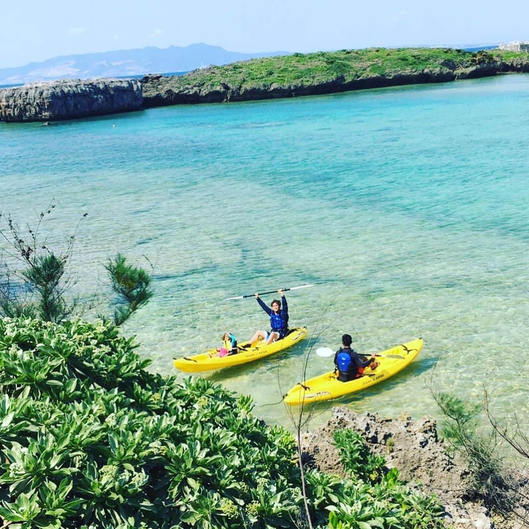 林ゆうきさんのインスタグラム写真 - (林ゆうきInstagram)「昨日は寅さんと共にシーカヤックで荒波へと漕ぎ出してきました！ 「寅、自分で漕ぎ漕ぎ出来るよ〜」と最初は怖がってた彼も最後は楽しそうで良かった。  お餅のような赤ちゃんからわんぱくショーネンにすっかり変身してきた彼。  いつかは青年になり自分が熱中するものに没頭するようになるだろうし、なって欲しいのだけれども、少し寂しいので今のうちに沢山遊んで貰おうと思います。」5月13日 6時18分 - yukihayashi1231