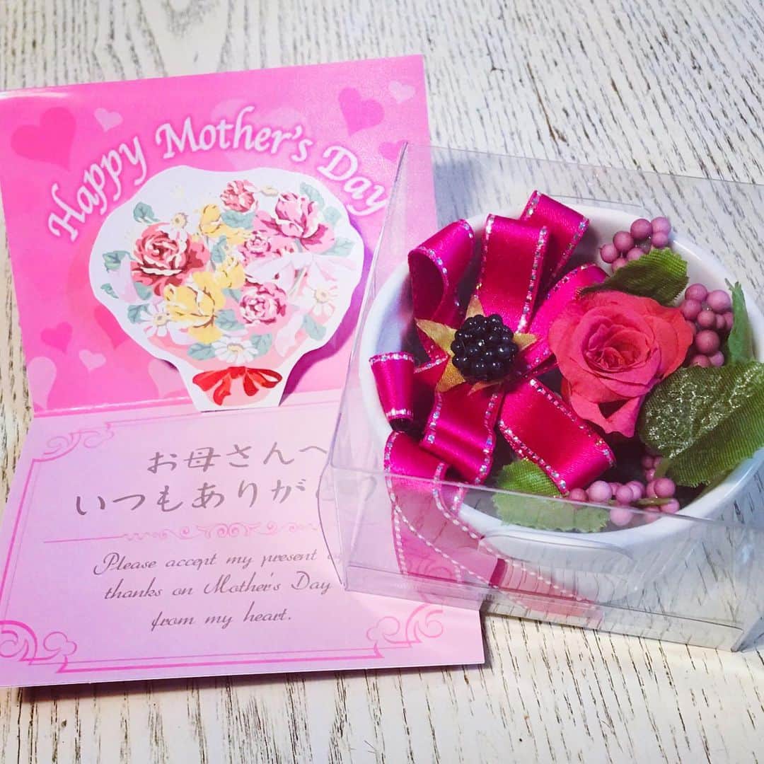 前野えまさんのインスタグラム写真 - (前野えまInstagram)「いつも支えてくれるママに感謝💐  #母の日  #母の日プレゼント  #母の日ケーキ」5月13日 6時20分 - maeno_ema