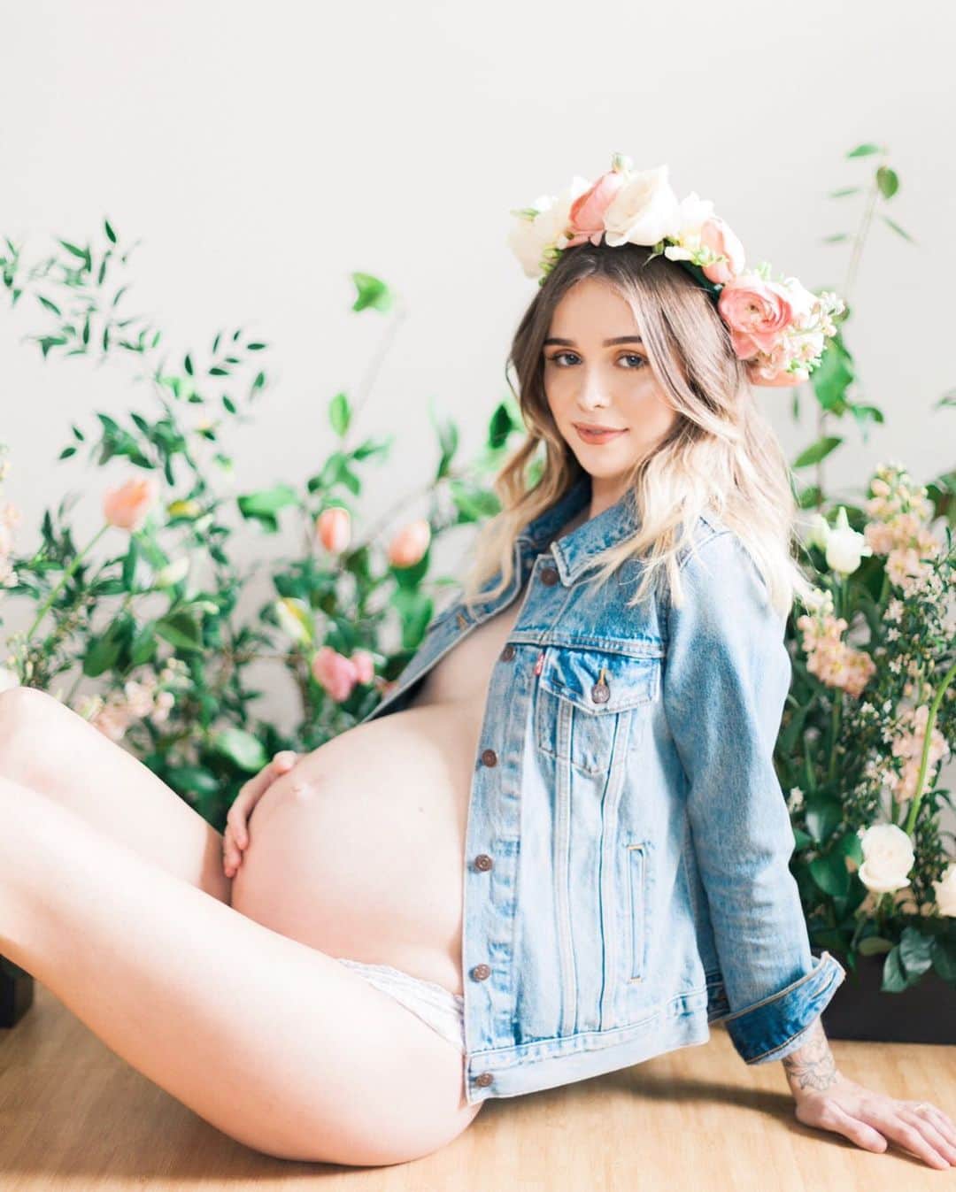 Acacia Brinleyさんのインスタグラム写真 - (Acacia BrinleyInstagram)「One of my favorite photos of myself of all time. Moms are HOT. I miss my brinny belly all the time... I can’t believe she’s going to be TWO years old on Tuesday.」5月13日 6時20分 - acaciakersey