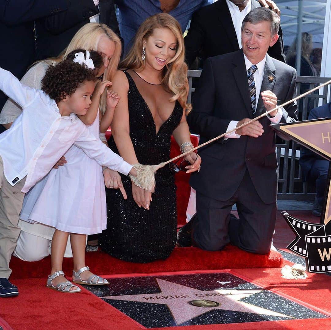 マライア・キャリーさんのインスタグラム写真 - (マライア・キャリーInstagram)「Grateful to be a mother every day, even when you're getting a star on the walk of fame and your 4 year old decides it's time to throw a tantrum! ❤️⭐️🤩😍」5月13日 6時28分 - mariahcarey