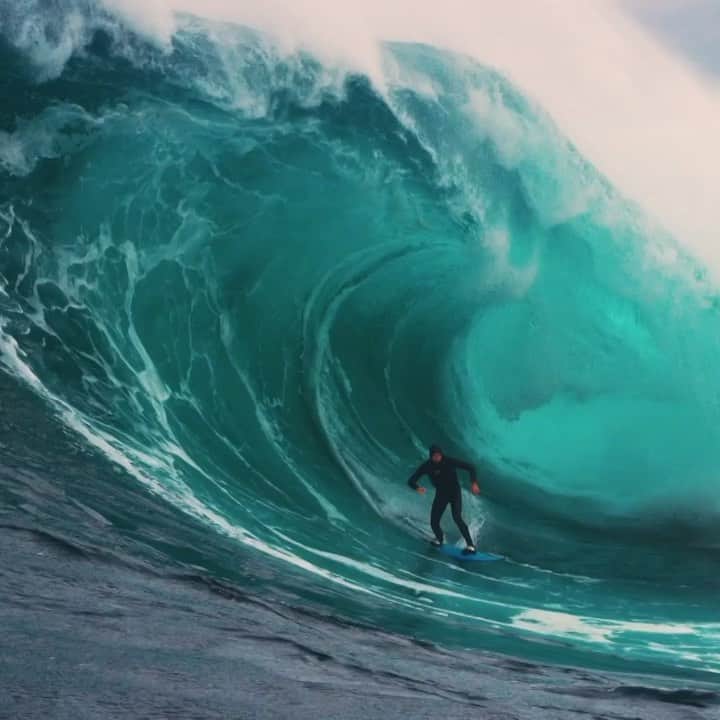 のインスタグラム：「Red Bull Cape Fear is ON!! The best big wave slab surfers are about to take on the mutant wave at Shipstern Bluff. Link in bio to watch live on Red Bull TV. 🌊🏄‍♂️: @redbull_surfing #surfing #redbullcapefear #tasmania #bigwavesurfing」