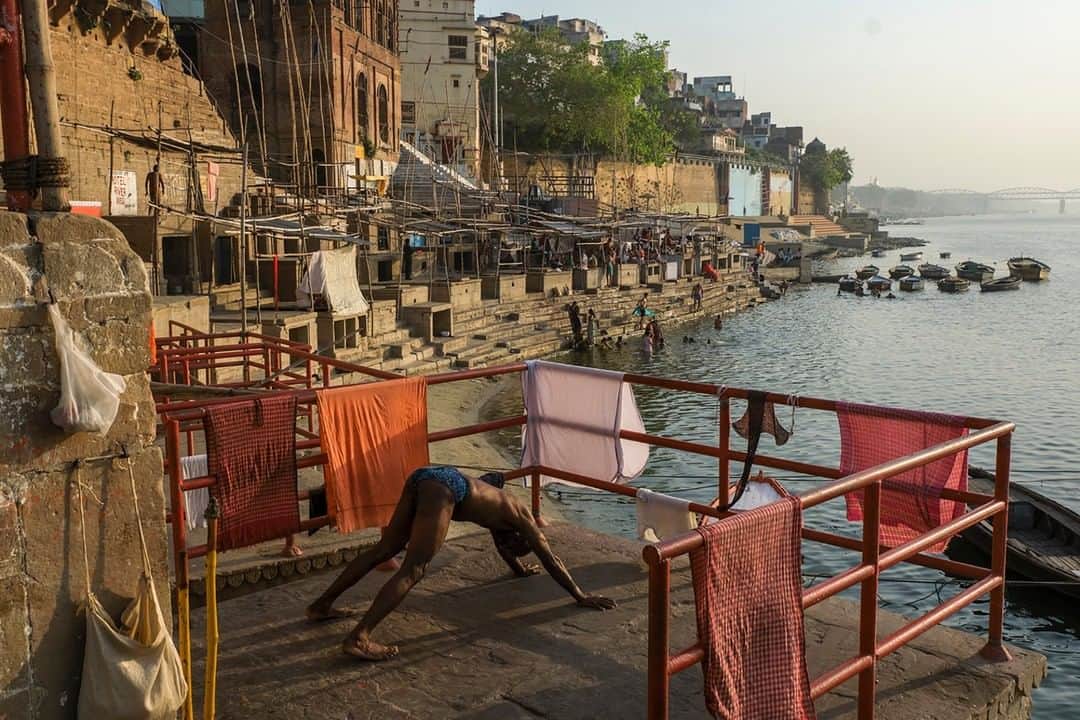 ナショナルジオグラフィックさんのインスタグラム写真 - (ナショナルジオグラフィックInstagram)「Photo by Ed Kashi @edkashi | Early morning yoga along the Ganges River in Varanasi, India, in March 2019. #india #varanasi #yoga #GangesRiver #personalproject」5月13日 6時35分 - natgeo