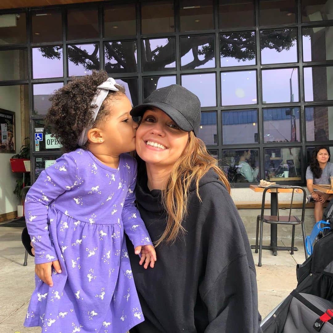 シャリフ・アトキンスのインスタグラム：「This sequence of photos is all you need to  know about how much we love you @iambethanyatkins ❤️ All the poetry in the world doesn’t have enough words or emotions to aptly describe what we feel about you and how we respect you. #akissonthecheekisneverenough #samegoesfordaddy #60yearhoneymoon」