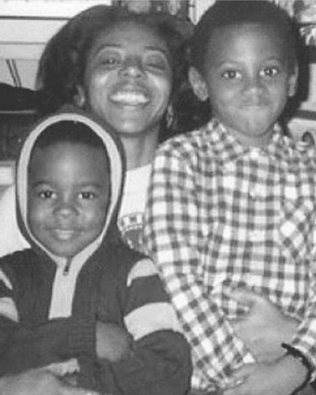 ファボラスのインスタグラム：「Single Mom raising two boys by herself in a Housing Projects in Brooklyn but you held us close... just like you’re doing in this picture. You sacrificed so much for us & even tho we grew up not having everything, it never felt like we missed anything. I love you unconditionally. Happy Mother’s Day Mommy 🌹 (sidebar - look at my pose tho, ain’t nothing change 😂)」