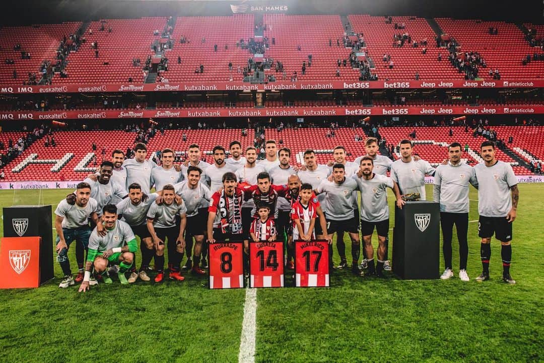 イバイ・ゴメスのインスタグラム：「ESKERRIK ASKO! ¡Gracias a los 3! GRACIAS por defender este escudo como lo habéis hecho. Pero sobre todo GRACIAS por ser como sois. 🙌🏼 No hay mejor forma de despedirse que con la tranquilidad y la felicidad de haber dado todo por vuestro equipo del alma. ¡Os echaremos mucho de menos! 🙏🏻 GUTARIKO HIRU BETIRAKO! ❤️ Y sí, gran victoria del equipo. + 3 y una semana por delante para conseguir este precioso objetivo 🇪🇺 Aupa @athleticclub ! 🦁🔴⚪️ #goruntzbegira 🧗‍♂️」