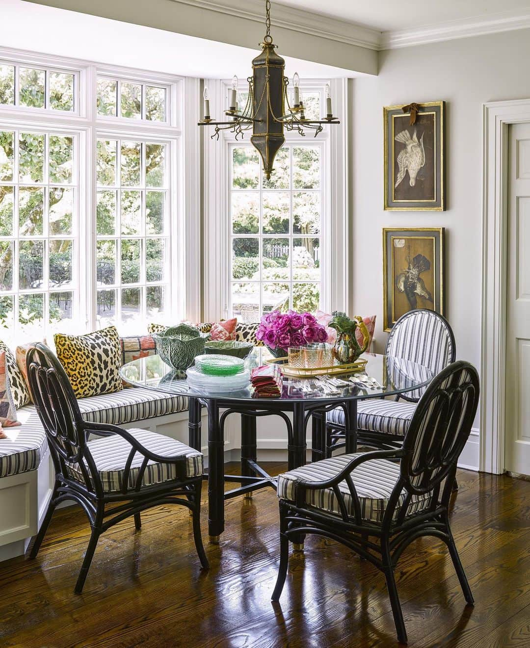 ELLE DECORさんのインスタグラム写真 - (ELLE DECORInstagram)「A vibrant dining nook in the Long Island home of fashion designer @veronicaswansonbeard. In the kitchen, the chairs, with cushions in a Schumacher stripe, and table are by McGuire, the tole chandelier is antique, and the flooring is oak. Designed by Swanson Beard with @bittybromley and @chiquicharo, photography by @thefacinator from the ED archive.」5月13日 6時48分 - elledecor