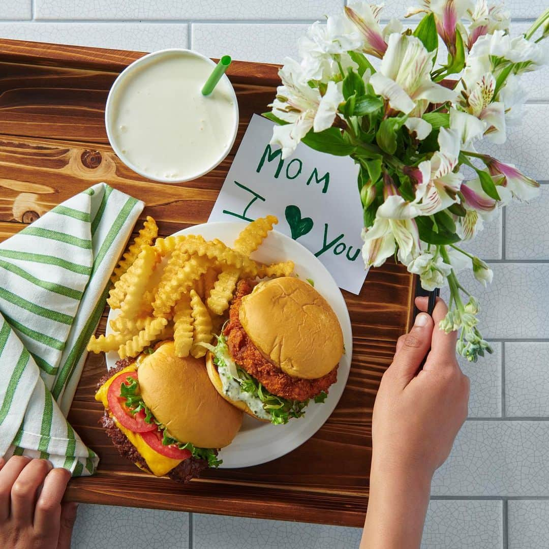 SHAKE SHACKさんのインスタグラム写真 - (SHAKE SHACKInstagram)「To our Shack-lovin’ moms, you deserve this + so much more. 👆 Thanks for all that you do for your families + as a part of our community. 💚 Head to our Story for a Mother’s Day shout-out! #shakeshack」5月13日 6時41分 - shakeshack