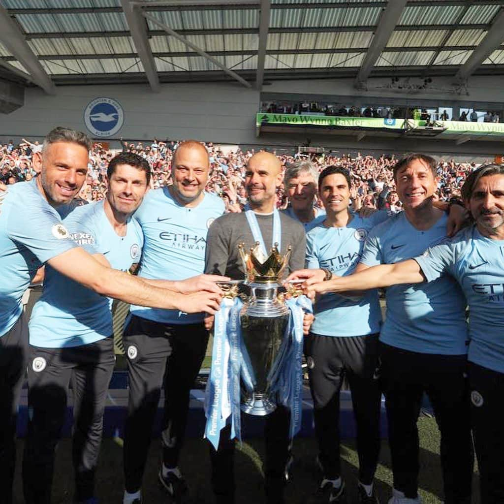 ミケル・アルテタのインスタグラム：「After a lot of work, commitment and effort we got our huge reward!! Congratulations to our staff and players and thank you for giving us such an amazing year! #premierleaguechampions2019 🎉🏆」