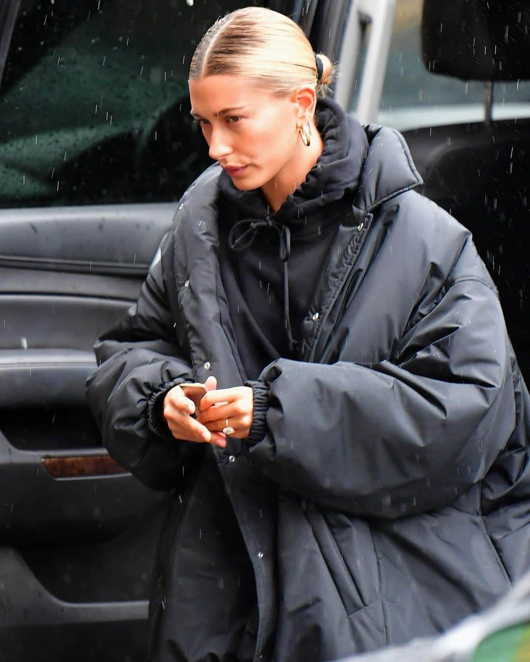 Just Jaredさんのインスタグラム写真 - (Just JaredInstagram)「@haileybieber gets a little wet as she picks up some breakfast on the rainy Sunday.  #HaileyBieber Photos: BackGrid」5月13日 6時46分 - justjared