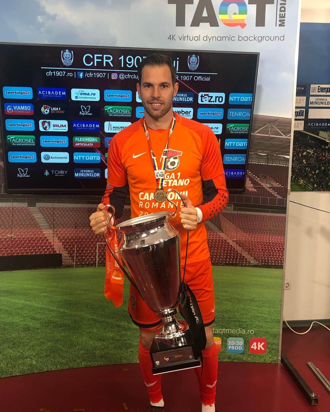 ヘスス・フェルナンデス・コラードのインスタグラム：「Hai CFR !! Campeónes 🏆🥇🏆 2018-2019 !! #campeones#campioni #champions#romania🇹🇩#football#cfrcluj#goalkeeper#uhslport」