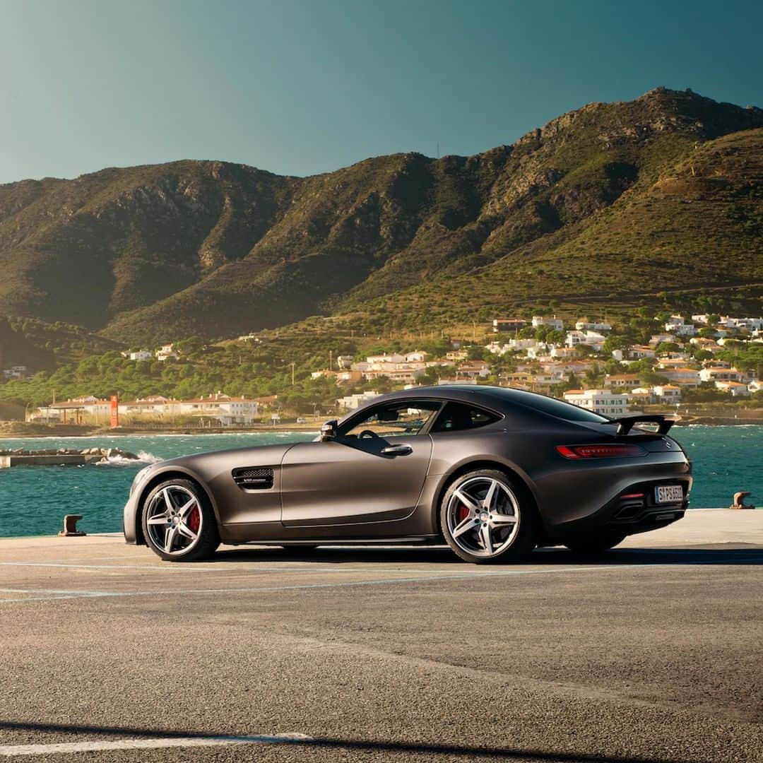 メルセデス・ベンツさんのインスタグラム写真 - (メルセデス・ベンツInstagram)「Views to fall in love with. 🌅 📸: @thomasvanrooij for #MBsocialcar [Mercedes-AMG GT S Coupé | Kraftstoffverbrauch kombiniert: 11,5 l/100 km | CO₂-Emissionen kombiniert: 262 g/km | mb4.me/nefz]  #MercedesAMG #AMG #GTS #cars247 #travel #awesomecars #amazingcars #DrivingPerformance #holiday #summer」5月13日 6時55分 - mercedesbenz