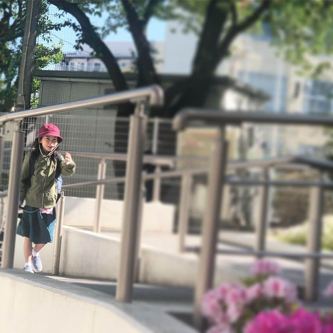 yukiさんのインスタグラム写真 - (yukiInstagram)「#milkaの学校生活 #ひとりで登校 #stepbystep #やる気が自信になる #見守る勇気 #強く逞しく生きるあなたを誇りに思う #経験は財産になる #milka おはようございます。  5年生になって、チャレンジしたいこと↓ 「ひとりで学校に通う」  とはいえ、学区内でも遠い我が家は milkaの足だと30分ほどかかり ただでさえ😔… とは思いました。 が、本人の前向きな気持ちを大切にしたく、 学校の先生方に細かなご相談をし、 快く受け入れていただき、実行することに！  今までは、下駄箱まで送り届けていたのを まずは、正門前からトライ。 1年〜それ以上かけて、徐々に距離を伸ばして 自宅からひとりで行けたらいいかな。 くらいに考えています。  今まで当たり前だったとっても些細なことが 私たちには大きな喜びで、 それはmilkaにとっても大きな自信となり、 たくましく生きる力になるのだと 彼女の後ろ姿をみて感じた次第です。  泣ける…😢😢😢」5月13日 7時08分 - milkayuki