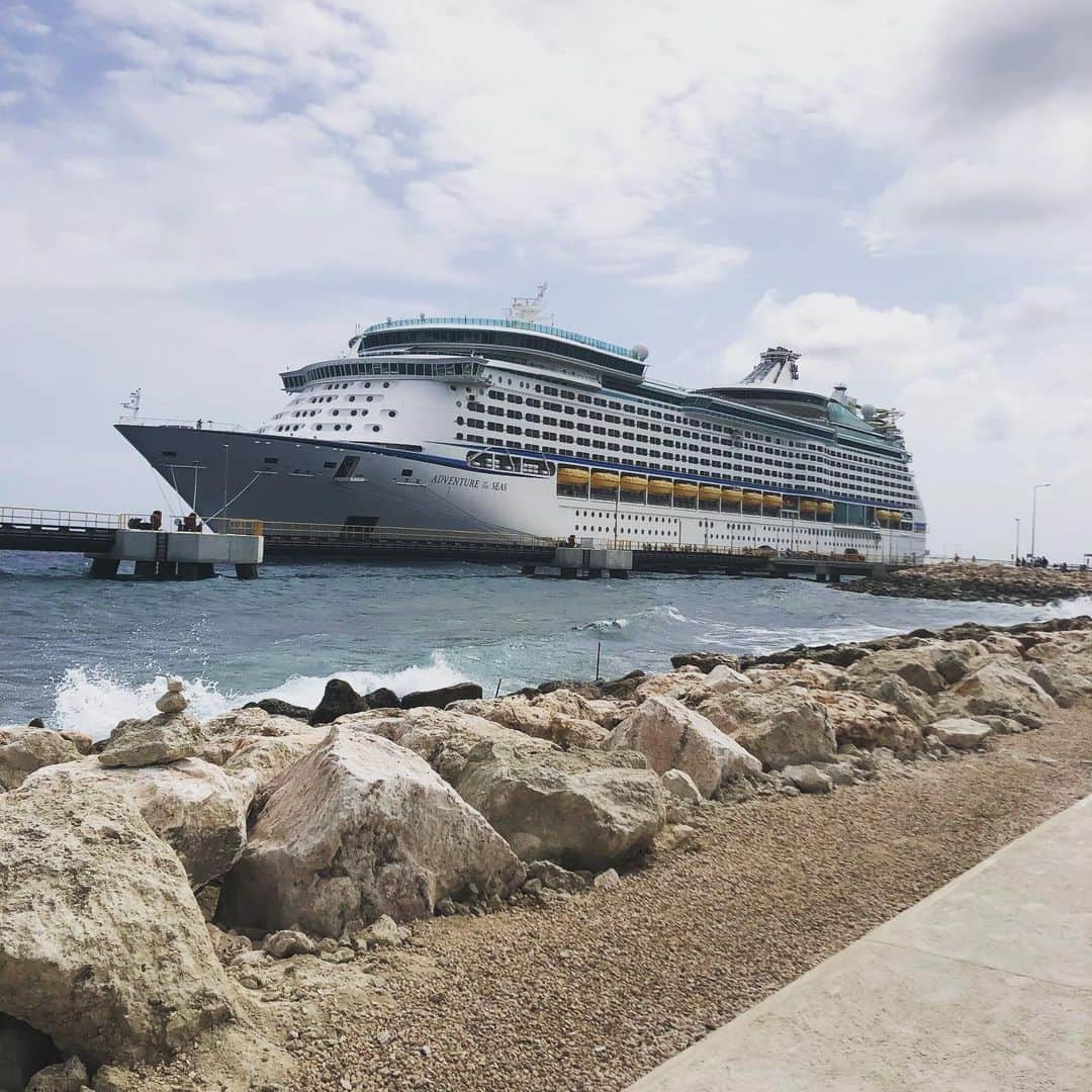 イレタ・シレテのインスタグラム：「The Adventure has begun.... 🚢  #ship #shiplife #adventureoftheseas #iceskating #iceshow #showgirl #royalcaribbean #curacao #l4l」