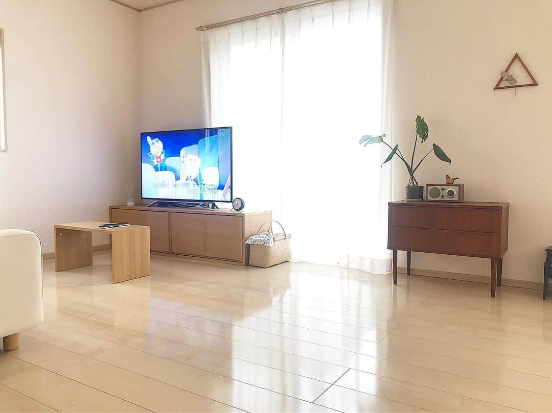 yuriのインスタグラム：「* 久しぶりに模様替え。 毎回模様替えするたびに広く見える気がする…から気のせいなんだろうな。笑 * 最近インテリア熱冷めてしまってたから、ちょっとだけ気分も変わってまたムクムクしてきました。。！ * では行ってきます！ よい1日を♡ * **」