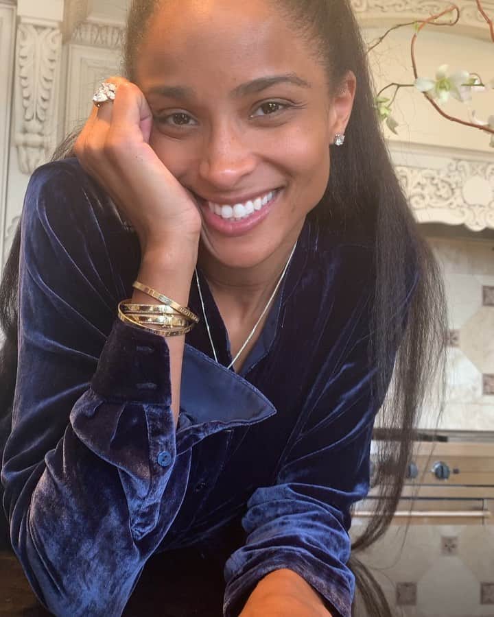 ラッセル・ウィルソンのインスタグラム：「Happy Mother’s Day My Love!!! I love you @Ciara ... also... so about that... baby numero 3... 👶🏽」