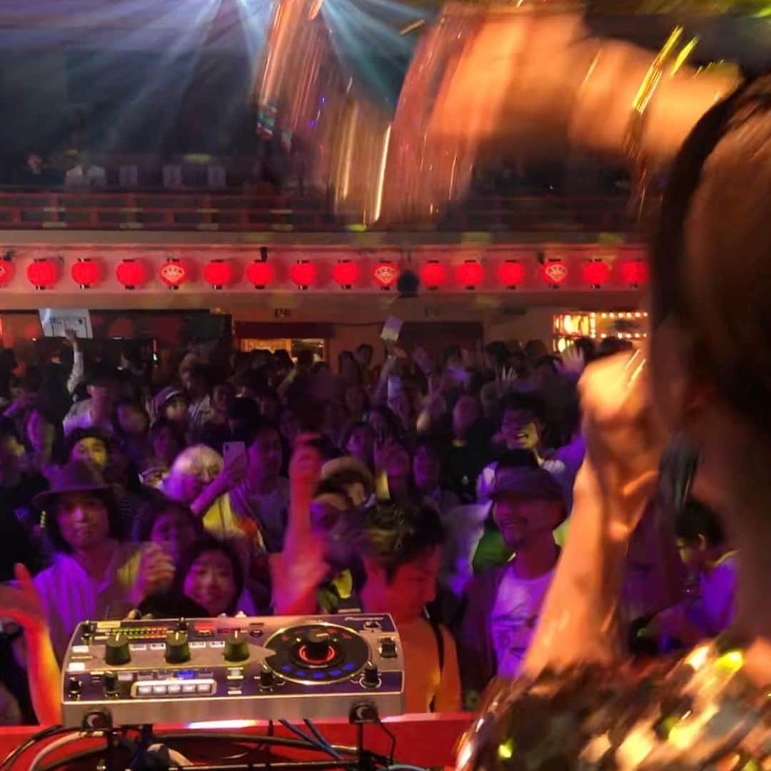 田中知之さんのインスタグラム写真 - (田中知之Instagram)「日本最古の劇場にして日本の芸能の象徴でもある京都・南座が、期間限定でナイトクラブと化す前代未聞のイベント「夜マツリ - YORUMATSURI -」 。昨夜のオープニングパーティは満員御礼にて無事終了致しました。 //////////////////////////////////////////////////// 1995年、世界的な人気を獲得せんとしていたピチカート・ファイヴの小西康陽さんからの大抜擢で、彼らのニューアルバムに収録予定の「GOOD」という曲のアレンジを担当することとなった。当時私は、京都の家賃75000円の小さな借家にチープな機材を持ち寄り、知人の協力のもと、ファンタスティック・プラスチック・マシーンと名乗って音楽制作を始めたばかりだった。「GOOD」は当時ですら既に伝説的なテクノポップバンドであったPLASTICSのカバーで、オリジナルメンバーである立花ハジメさんもこのレコーディングにギターで参加されると聞き、更に震えた記憶がある。  あれから24年、ピチカート・ファイヴの歌姫であった野宮真貴さんと一緒に、京都・南座の、いつもは歌舞伎が行われる神聖な舞台に設えられたDJブースに立ち、「GOOD」を披露することになろうとは。24年前の私が聞いたら何と思うのだろうか？ ///////////////////////////////////////////////////// 兎にも角にも昨夜は、南座にとっても、私にとっても、エポックな一夜となりました。」5月13日 7時49分 - tomoyukitanaka