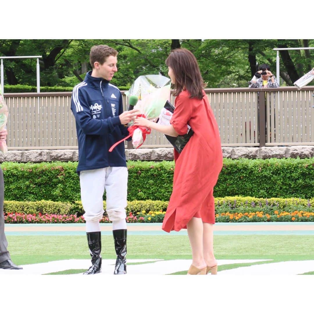 津田麻莉奈さんのインスタグラム写真 - (津田麻莉奈Instagram)「ヴィクトリアマイルレース回顧トークショー🐴💕 TIMゴルゴさん、レッドさんと今週もご一緒させていただきました。ありがとうございました‼️✨ ⁑ レーン騎手、日本に来られる前に 「日本語でズボンに名前を入れたい」とご本人が希望されて「D.レーン」と入れることになったそうです。 女性ファンの方にお花をプレゼントされるなどとても優しい方でした☺️ ⁑ 関係者の皆さま、レーン騎手、 おめでとうございました🏇✨ ⁑ 来週のオークス、再来週のダービー、そして安田記念まで、毎週GIレース回顧トークショーに出演させて頂きます！来週は土屋太鳳さんにご登場いただきます！ お楽しみにーーー💖 ⁑ また、来週からの2週限定でレーシングトークライブも開催されます！ぜひお越し下さいね🥰 (詳しくはJRAのHPをチェックして下さい) ⁑ 衣装👉 @brahmin_fsf  麻がいい感じ！レギンスやパンツと合わせても可愛い😍 ⁑ ⁑ #giレース回顧 #TIM #ゴルゴ松本さん #レッド吉田さん #ヴィクトリアマイル #ノームコア #レーン騎手 #Dレーン #congratulations  #東京競馬場 #府中 #競馬 #衣装 #ワンピース #ワンピースコーデ #麻ワンピース #ootd #赤コーデ  #tokyoracecourse #umajo #まりなる #津田麻莉奈」5月13日 7時50分 - tsudamarinal