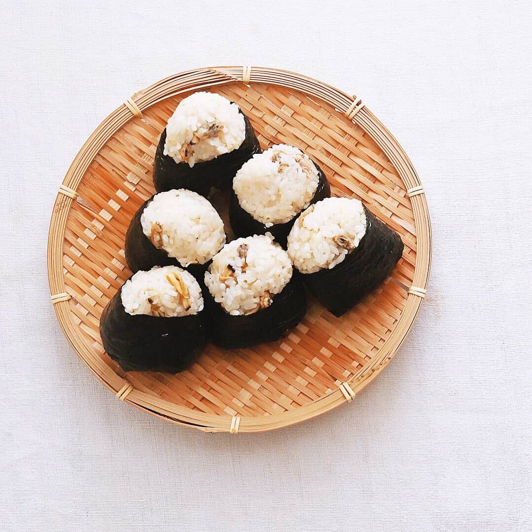 樋口正樹さんのインスタグラム写真 - (樋口正樹Instagram)「Onigiri . 今日の昼用に作った あさりご飯おにぎり。 味付けに少しバター。 ピラフみたいな感じ。 潮干狩りに行きたい。 . . #おにぎり #おむすび #あさりご飯 #ミルキークイーン #onigiri #omusubi #riceball #🍙」5月13日 7時42分 - higuccini