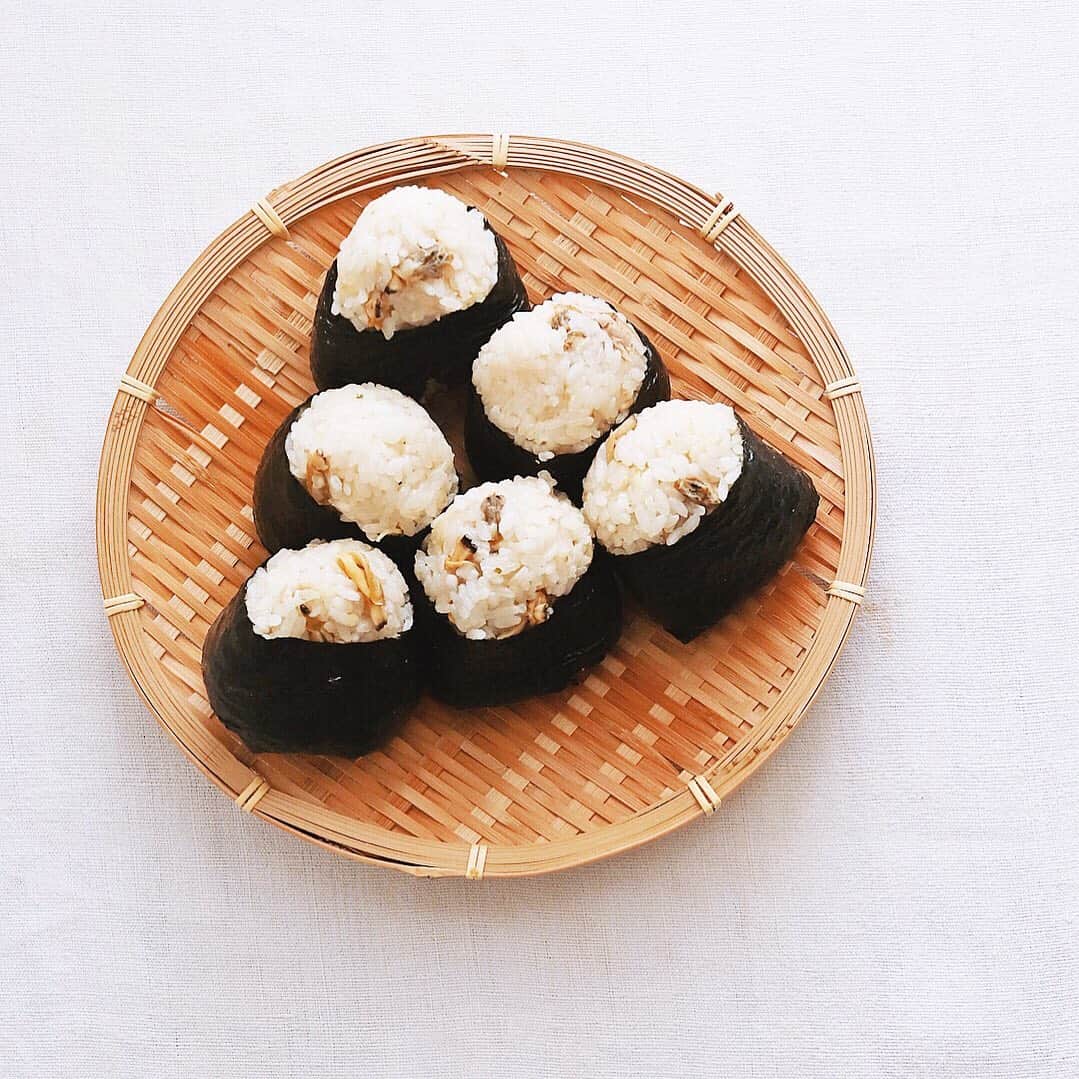 のインスタグラム：「Onigiri . 今日の昼用に作った あさりご飯おにぎり。 味付けに少しバター。 ピラフみたいな感じ。 潮干狩りに行きたい。 . . #おにぎり #おむすび #あさりご飯 #ミルキークイーン #onigiri #omusubi #riceball #🍙」