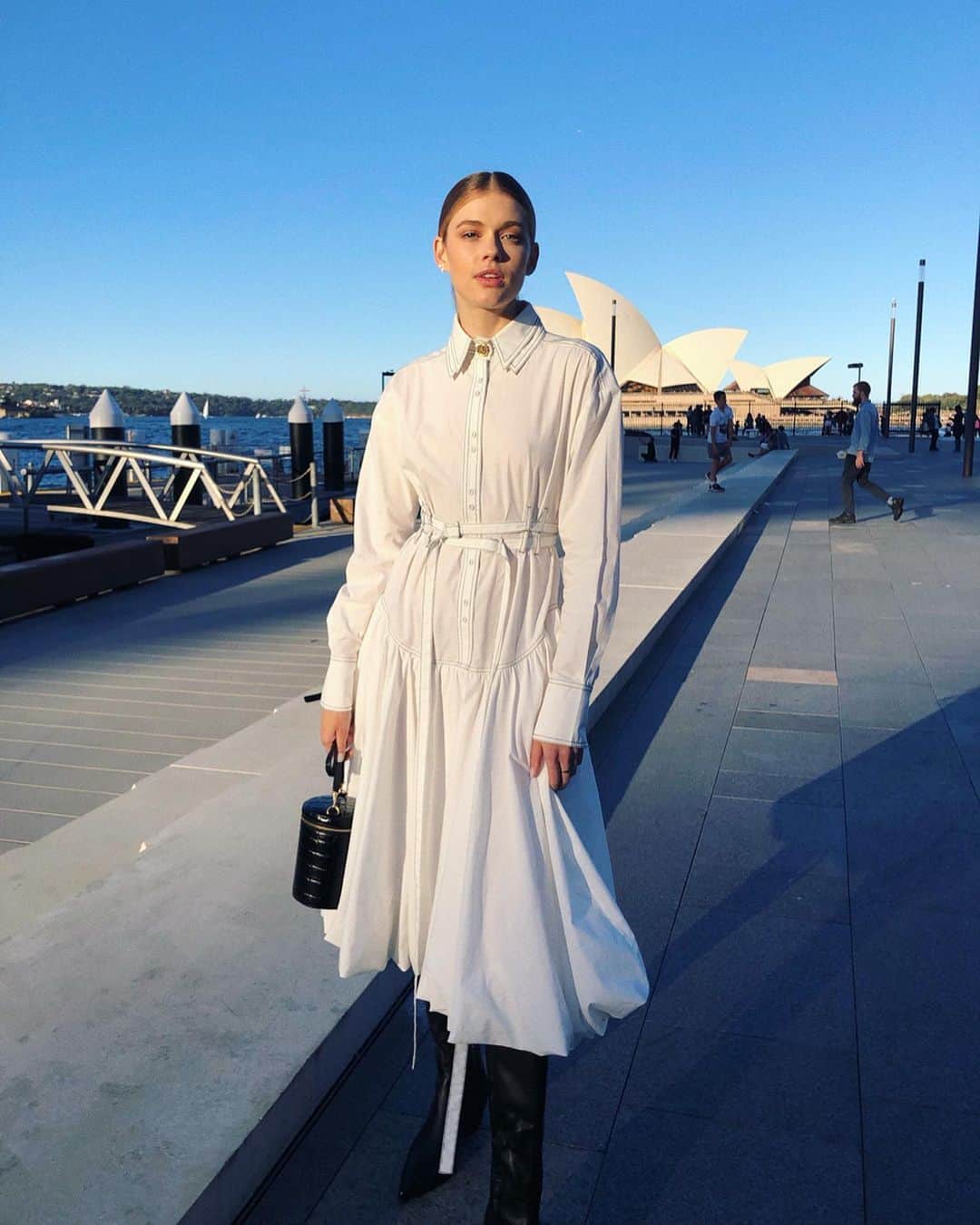 Victoria Leeさんのインスタグラム写真 - (Victoria LeeInstagram)「💙 So proud of Australian Fashion and can’t wait to celebrate our emerging and established designers this week! Kicking off with @_aje_  infront of this Australian Icon ✨🖤#MBFWA」5月13日 7時45分 - victorialee