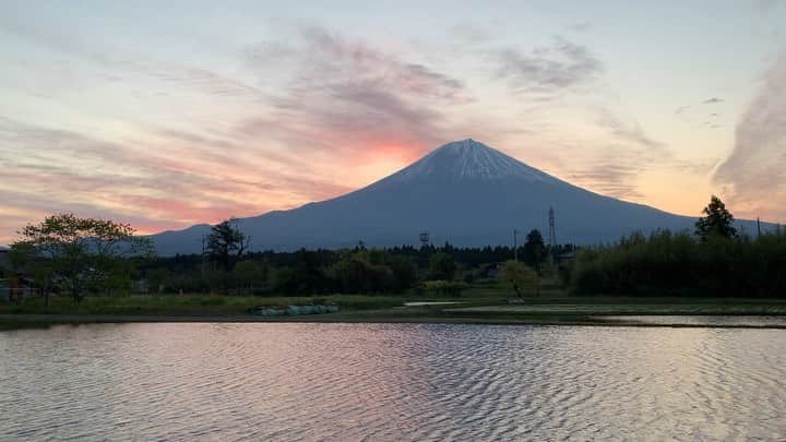 phantastic420のインスタグラム：「. 🤩🤩“Shizuoka” prefecture in Japan is a place where you can see the most “phantastic” Mt. Fuji🗻 in the world.🤩 #富士山 #mtfuji #japan #shizuoka #fujinomiya  #phantastic420photography #mostphantasticmtfuji #selamatpagi  #goodmorning  #おはようございます 😇😇😇😇😇😇😇🗻😇😇 土曜のイマイチだった朝焼けです🤣」