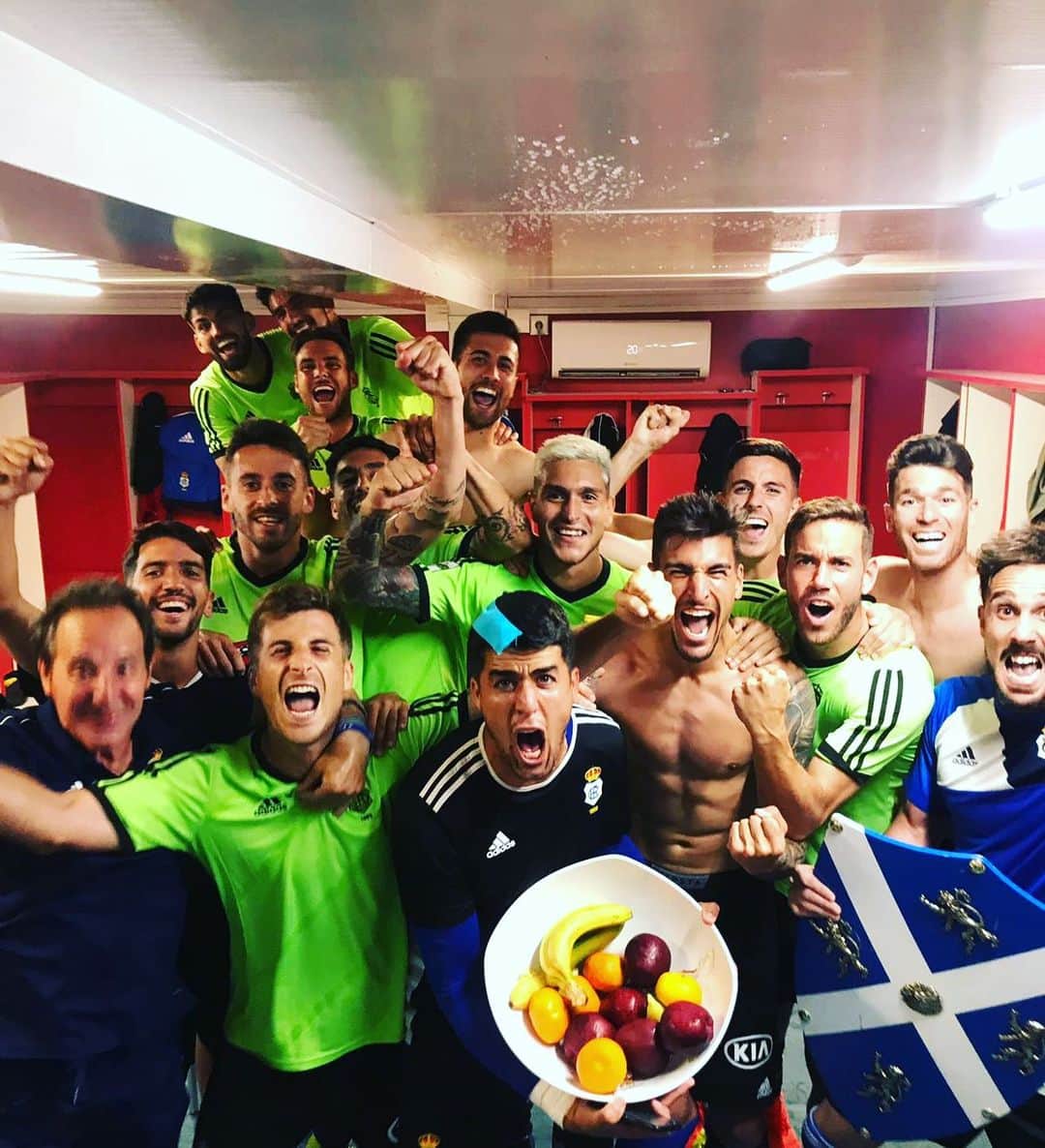 カルロス・カルボネルのインスタグラム：「El día que cumplo 24 años nos ponemos líderes... Imposible pedir más 💙」