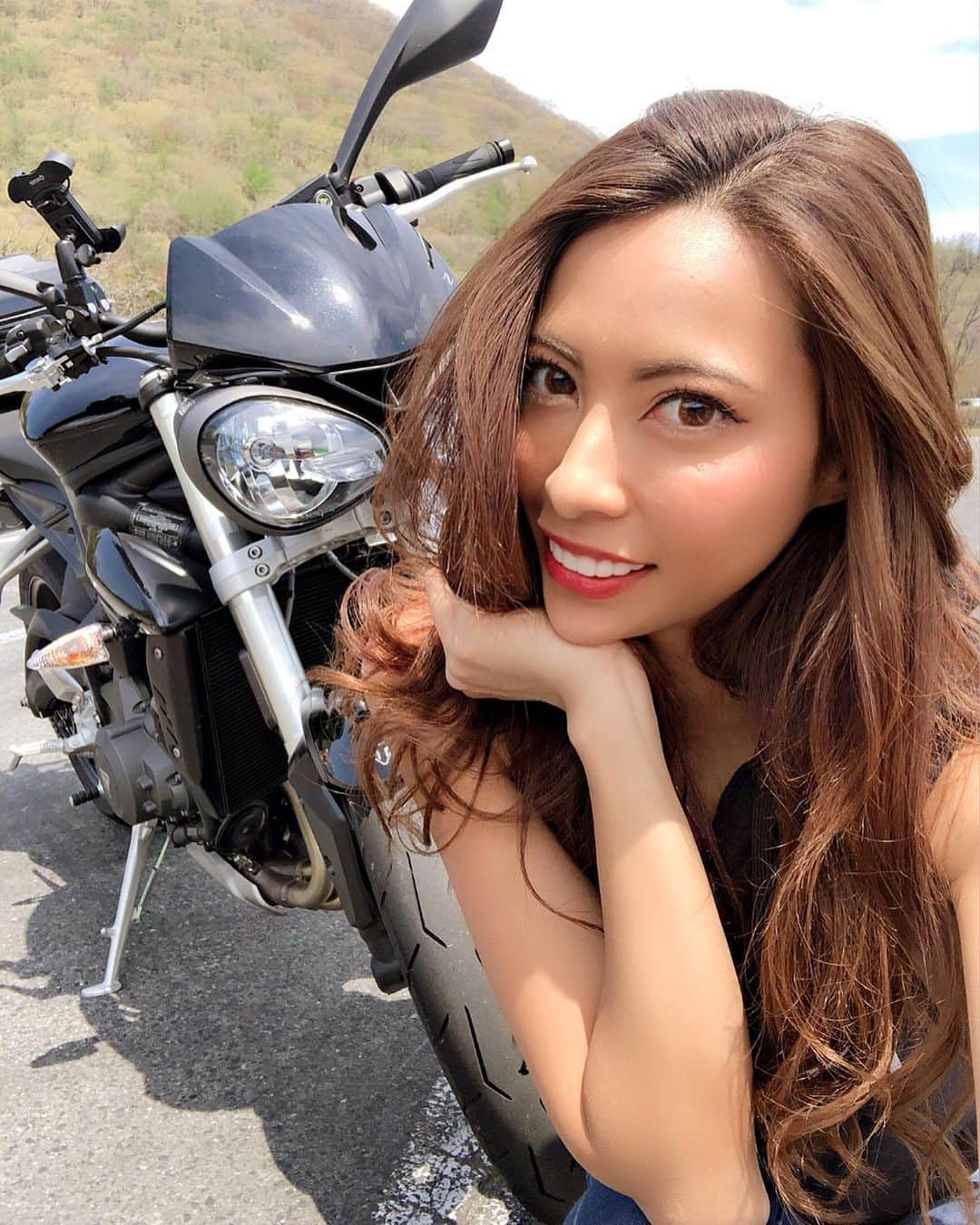 CAMIRAさんのインスタグラム写真 - (CAMIRAInstagram)「榛名湖〜日本一のモグラ駅〜スイーツツーリング🙈初、群馬。 楽しかった🧚‍♀️🧚‍♀️今回は22台もいて皆さん運転も上手であたしもいつかあんな風に走りたい！練習しよ！笑 #オートバイ#バイク女子#バイク#バイクのある風景#バイクのある生活#バイクが好きだ#バイク好きな人と繋がりたい#ガールズバイカー#ツーリング#イニシャルd #スイーツ#ストリートトリプル#camijos#teamhirody#bike#bikegirl#motocycle#bikelife#streettriple#motorcycle#motorcycle_moment#motorcyclegirl#bike_japan#adventurebike#adventurerider#streettriple」5月13日 7時51分 - camila.528