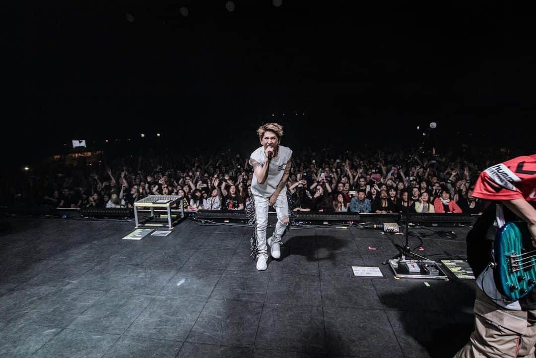 Taka さんのインスタグラム写真 - (Taka Instagram)「Netherlands 🇳🇱!!!!! Thank you for having us!!! You guys are great!!!! @jamiecarterfilms @oneokrockofficial」5月13日 7時54分 - 10969taka