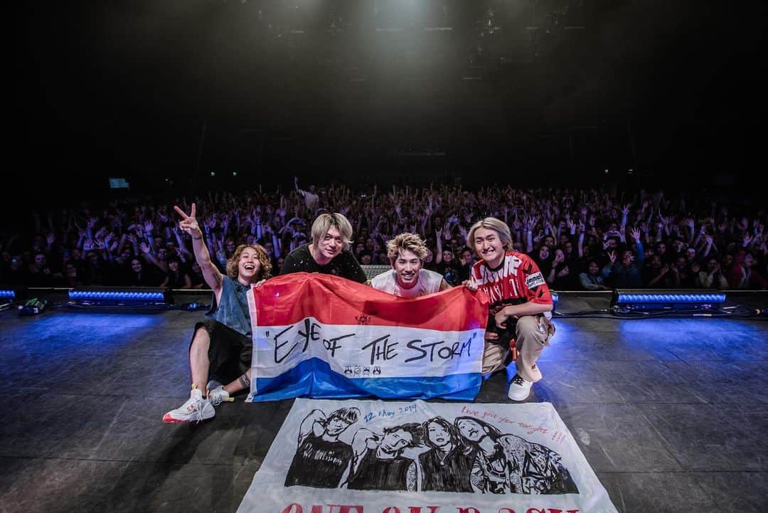 Taka さんのインスタグラム写真 - (Taka Instagram)「Netherlands 🇳🇱!!!!! Thank you for having us!!! You guys are great!!!! @jamiecarterfilms @oneokrockofficial」5月13日 7時54分 - 10969taka