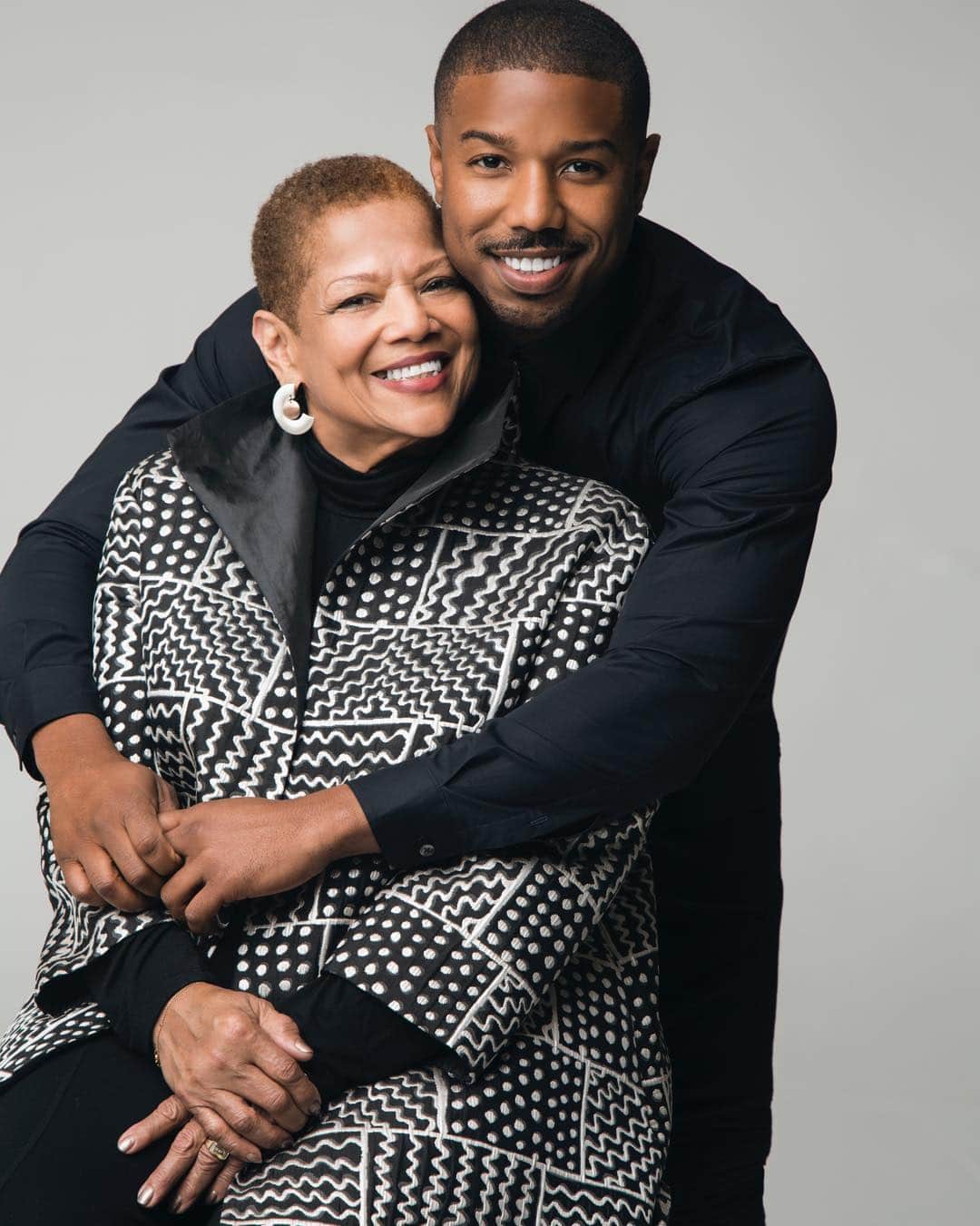 マイケル・B・ジョーダンのインスタグラム：「This is where I get my smile from 😁 Love you mama! Happy Mother’s Day!! 😍👸🏽」