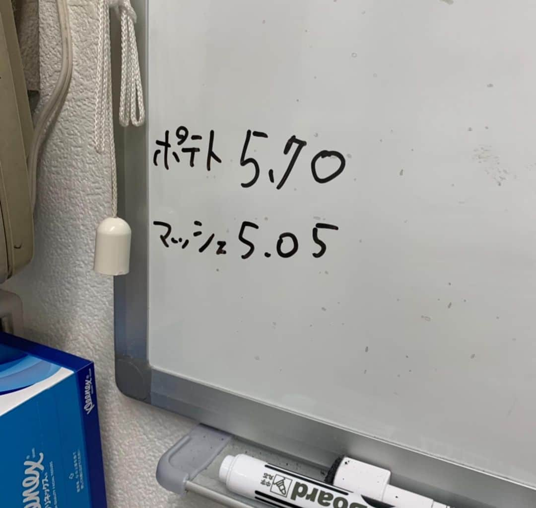 マッシュさんのインスタグラム写真 - (マッシュInstagram)「おはようございマッシュポテト！只今の時間をもって マッシュクイズは終了です！ 正解はポテト5.70 マッシュ5.05でした。 今週も頑張りましょう！ #正解者はいるのか？ #インスタFacebook Twitterそれぞれ1番に当選の方に連絡します #mash1126a  #マッシュのぺちゃんこライフ #cat #マッシュ #エキゾチックショートヘア #ねこ #ネコ #猫 #kitty #neko #猫部 #ねこ部 #ねこあつめ #にゃんだふるらいふ #猫莫迦 #catstagram #ExoticShorthair #catsofinstagram #catsosofinstagram #katten #kitten #instacat」5月13日 8時07分 - mash1126a