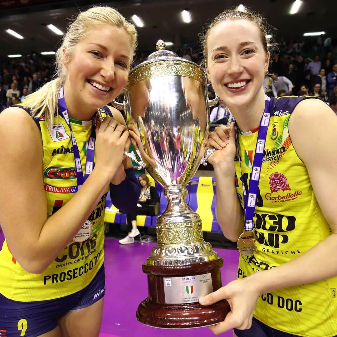 USA Volleyballさんのインスタグラム写真 - (USA VolleyballInstagram)「🥇x 2️⃣ in 2️⃣ countries. Kim Hill, along with @usavwnt teammate Karsta Lowe, had some fun in leading Conegliano to the Italian Serie A1 title. Also, 5 Americans paced Stuttgart to the German Bundesliga title. Check out the details in weekly update at www.usavolleyball.org.」5月13日 8時14分 - usavolleyball