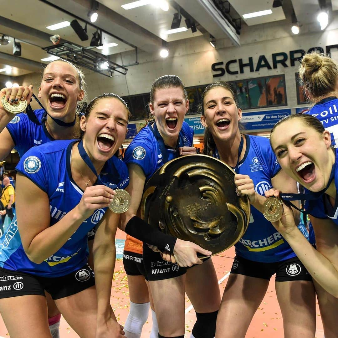 USA Volleyballさんのインスタグラム写真 - (USA VolleyballInstagram)「🥇x 2️⃣ in 2️⃣ countries. Kim Hill, along with @usavwnt teammate Karsta Lowe, had some fun in leading Conegliano to the Italian Serie A1 title. Also, 5 Americans paced Stuttgart to the German Bundesliga title. Check out the details in weekly update at www.usavolleyball.org.」5月13日 8時14分 - usavolleyball