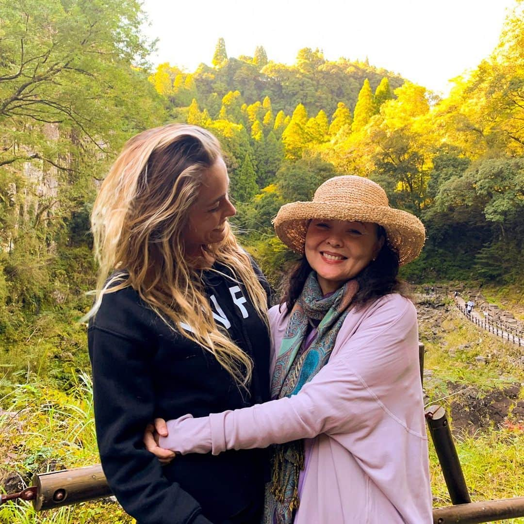 ブリアナ・コープさんのインスタグラム写真 - (ブリアナ・コープInstagram)「The QUEEN👑 so thankful for you @lizzykauai . Thank you for always teaching me how to grow and be a better person. Happy Mother’s Day to all the moms, soon to be moms and fur baby moms ! ✨🙂 @lizzykauai」5月13日 8時15分 - briannacope