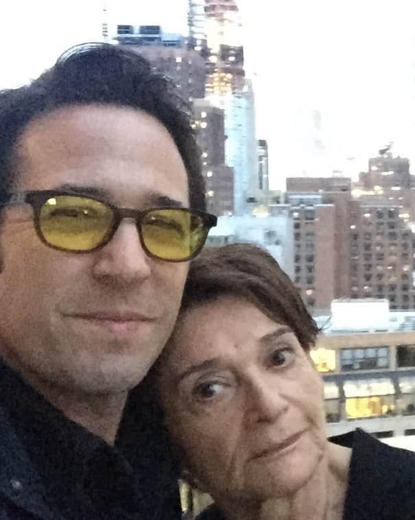 ロブ・モローのインスタグラム：「To all you Moms out there, especially mine, we LOVE you. #HappyMothersDay」