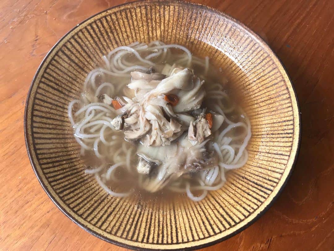 栗原友さんのインスタグラム写真 - (栗原友Instagram)「火鍋のために取った鶏スープと米麺で朝ごはん。舞茸どっさりでヘルシーに。ゴールデンウイークで2キロ増えてたし、昨日ステーキ食べたし最近飲み過ぎだしーーてことで。 #tomomeshi」5月13日 8時26分 - kuri__tomo