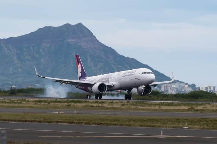 ハワイアン航空さんのインスタグラム写真 - (ハワイアン航空Instagram)「Aloha! #ハワイアン航空 の機体には１機ごとに名前が付いているのをご存知ですか？例えば、ボーイング#B717型機 にはハワイ固有種の鳥の名前、エアバス#A330型機 には星を頼りに航海したポリネシア航法に敬意を表して、ハワイ語の星座の名前が付けられています。それではエアバス#A321neo はどんな名前が付けられているでしょうか？ 📷: IG @islandaviation_」5月13日 8時30分 - hawaiianairlinesjp