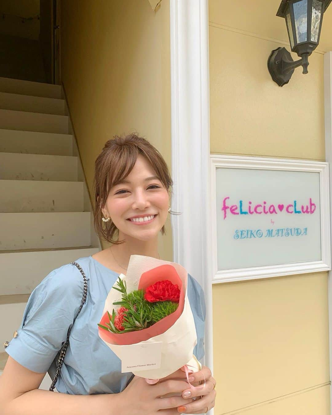 石井里奈さんのインスタグラム写真 - (石井里奈Instagram)「おはよん🥺💕 . 週末のお母さんとのお出かけの時の☺️✨ 表参道で聖子ちゃんのオフィシャルショップへ🥺💕✨外観もかわいい😭 どこまでも聖子ちゃんファンの親娘🤭 . そんな母の日コーデ💐✨ . dress... #nostalgia #ノスタルジア  bag... #stellamccartney #ステラマッカートニー  shoes... #celine #セリーヌ nail... @malvina.salon . もちろん今年も母の日のプレゼントは聖子ちゃんライブチケット🙆‍♀️💐🎫笑 もう何年続いてるんだろう〜🤭✨ フォロワーさんでそのこと知っててコメントくれた人もいてびっくり🤣❣️ いつも投稿よく読んでくれてて感激です🤣 . 今年もライブ楽しみだなぁ〜😆✨💕🎶 . そして遅くなってしまいましたが、5月もMalvinaの @risa.malvina ちゃんにお任せネイルで可愛いネイルにしてもらいました❤️（swipe→） . ミラーネイル混じりのオレンジネイルでまるでプラネットネイル🌎ほんと可愛い！！😭😭いつもありがとう🤣💕 . お任せにしたら間違いなく可愛くしてくれるからいつもデザインは持ち込まない😆笑 本当安心なのだ🥺❤️ . 今週も頑張っていきましょう😆 . #コーデ #コーディネート #松田聖子 #seikomatsuda #feliciaclub #カーネーション #ワンピース #通勤コーデ #blue #ブルー #通勤服 #ファッション #表参道 #omotesando #nail #春ネイル #ネイル #ミラーネイル #オレンジネイル #ハンドネイル #ネイルデザイン #5月ネイル #麻布十番 #nostalgiajp @nostalgia_jp」5月13日 8時31分 - ri7tin1025