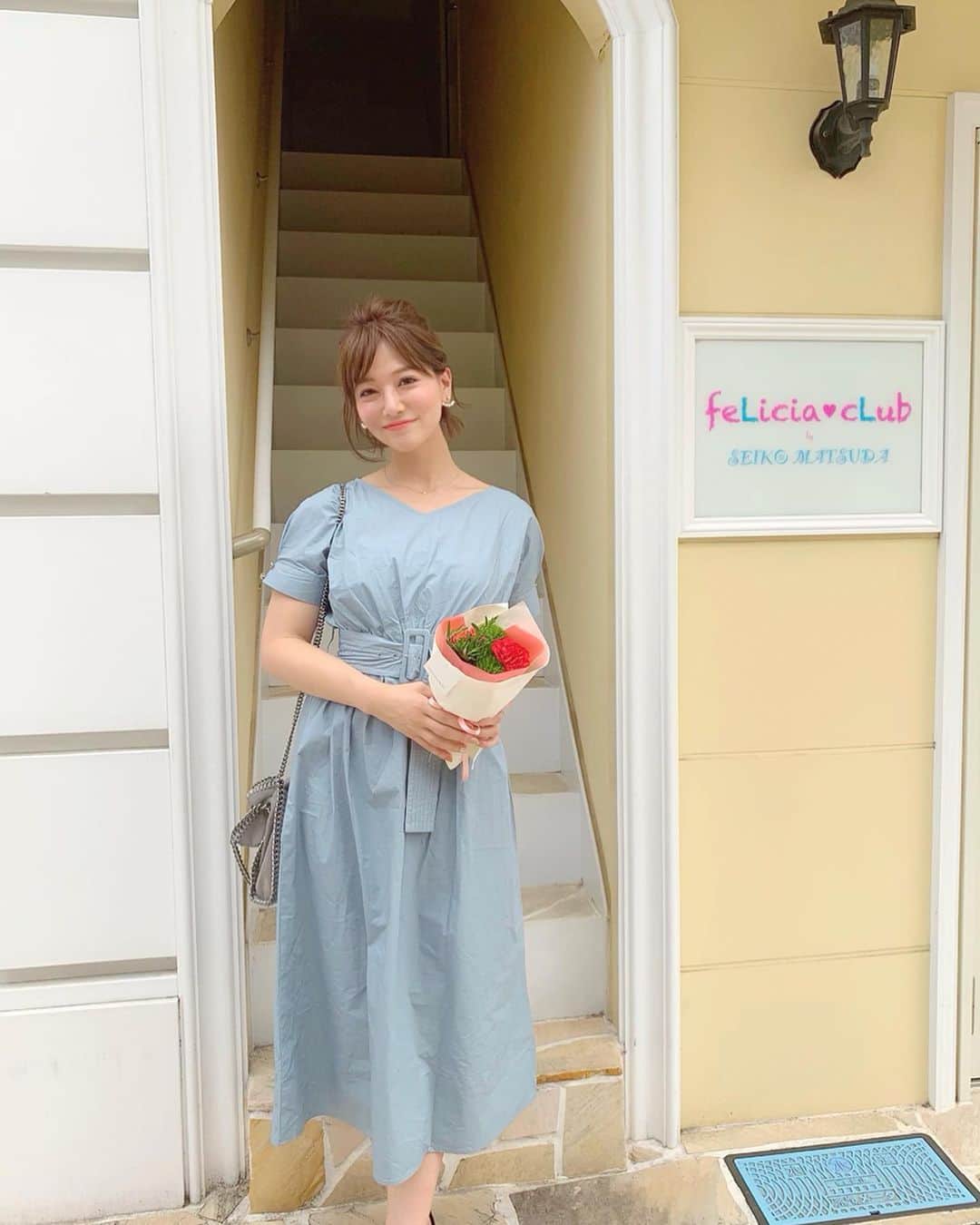 のインスタグラム：「おはよん🥺💕 . 週末のお母さんとのお出かけの時の☺️✨ 表参道で聖子ちゃんのオフィシャルショップへ🥺💕✨外観もかわいい😭 どこまでも聖子ちゃんファンの親娘🤭 . そんな母の日コーデ💐✨ . dress... #nostalgia #ノスタルジア  bag... #stellamccartney #ステラマッカートニー  shoes... #celine #セリーヌ nail... @malvina.salon . もちろん今年も母の日のプレゼントは聖子ちゃんライブチケット🙆‍♀️💐🎫笑 もう何年続いてるんだろう〜🤭✨ フォロワーさんでそのこと知っててコメントくれた人もいてびっくり🤣❣️ いつも投稿よく読んでくれてて感激です🤣 . 今年もライブ楽しみだなぁ〜😆✨💕🎶 . そして遅くなってしまいましたが、5月もMalvinaの @risa.malvina ちゃんにお任せネイルで可愛いネイルにしてもらいました❤️（swipe→） . ミラーネイル混じりのオレンジネイルでまるでプラネットネイル🌎ほんと可愛い！！😭😭いつもありがとう🤣💕 . お任せにしたら間違いなく可愛くしてくれるからいつもデザインは持ち込まない😆笑 本当安心なのだ🥺❤️ . 今週も頑張っていきましょう😆 . #コーデ #コーディネート #松田聖子 #seikomatsuda #feliciaclub #カーネーション #ワンピース #通勤コーデ #blue #ブルー #通勤服 #ファッション #表参道 #omotesando #nail #春ネイル #ネイル #ミラーネイル #オレンジネイル #ハンドネイル #ネイルデザイン #5月ネイル #麻布十番 #nostalgiajp @nostalgia_jp」
