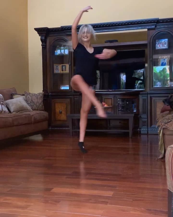 Mia Diazのインスタグラム：「Turning into a new week like ..... Dm me for information on how to master your turns. Dm me for info on technique privates . #turns #technique #dance #turncombotuesday #turncombo #miadiaz #zaralarsson #aintmyfault @zaralarsson」