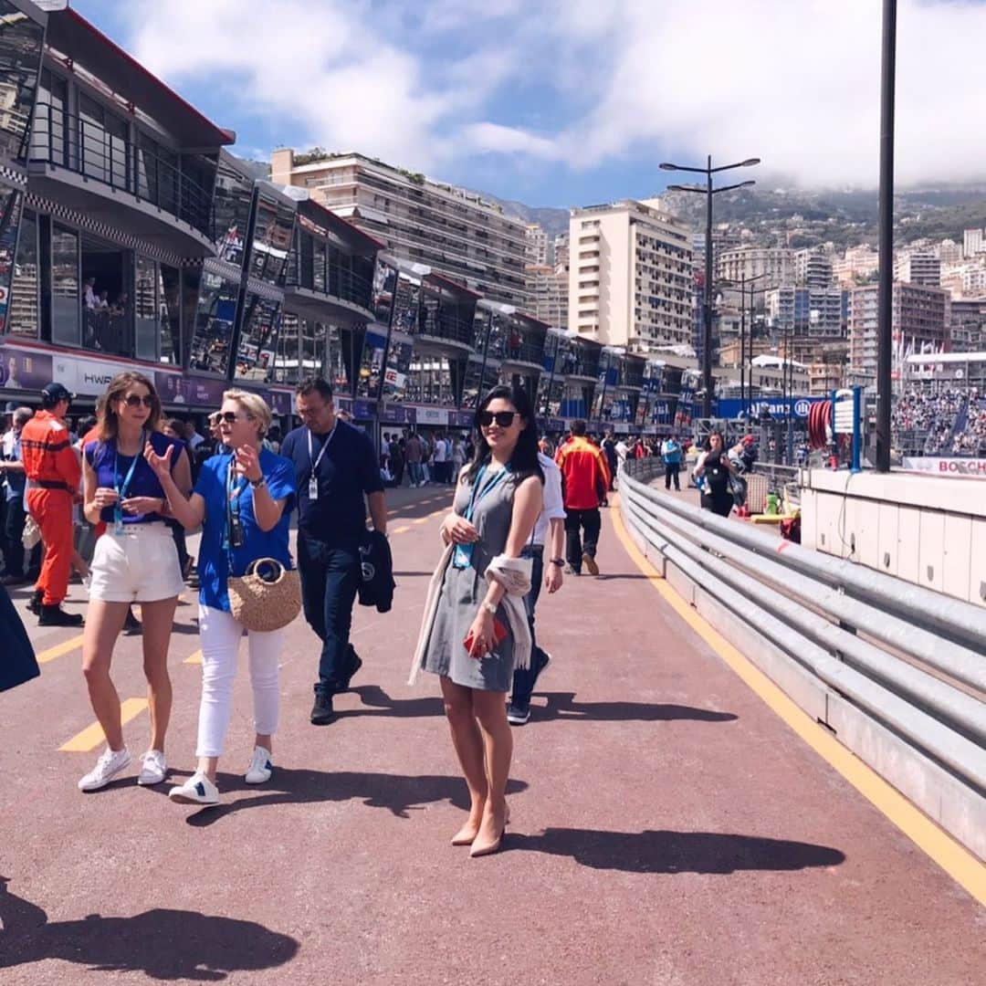 のインスタグラム：「FORMULA E Monaco GP🇲🇨 先ほど弾丸旅を終え、無事帰国✈️ * 行きは深夜便・帰りは早朝便でフライト中は寝るだけだし、預け荷物なしで身軽に行けるし週末旅、意外といいかも🥳 これから会社に行ってまた1週間の始まりです💫 #monaco #formulaE #potd」