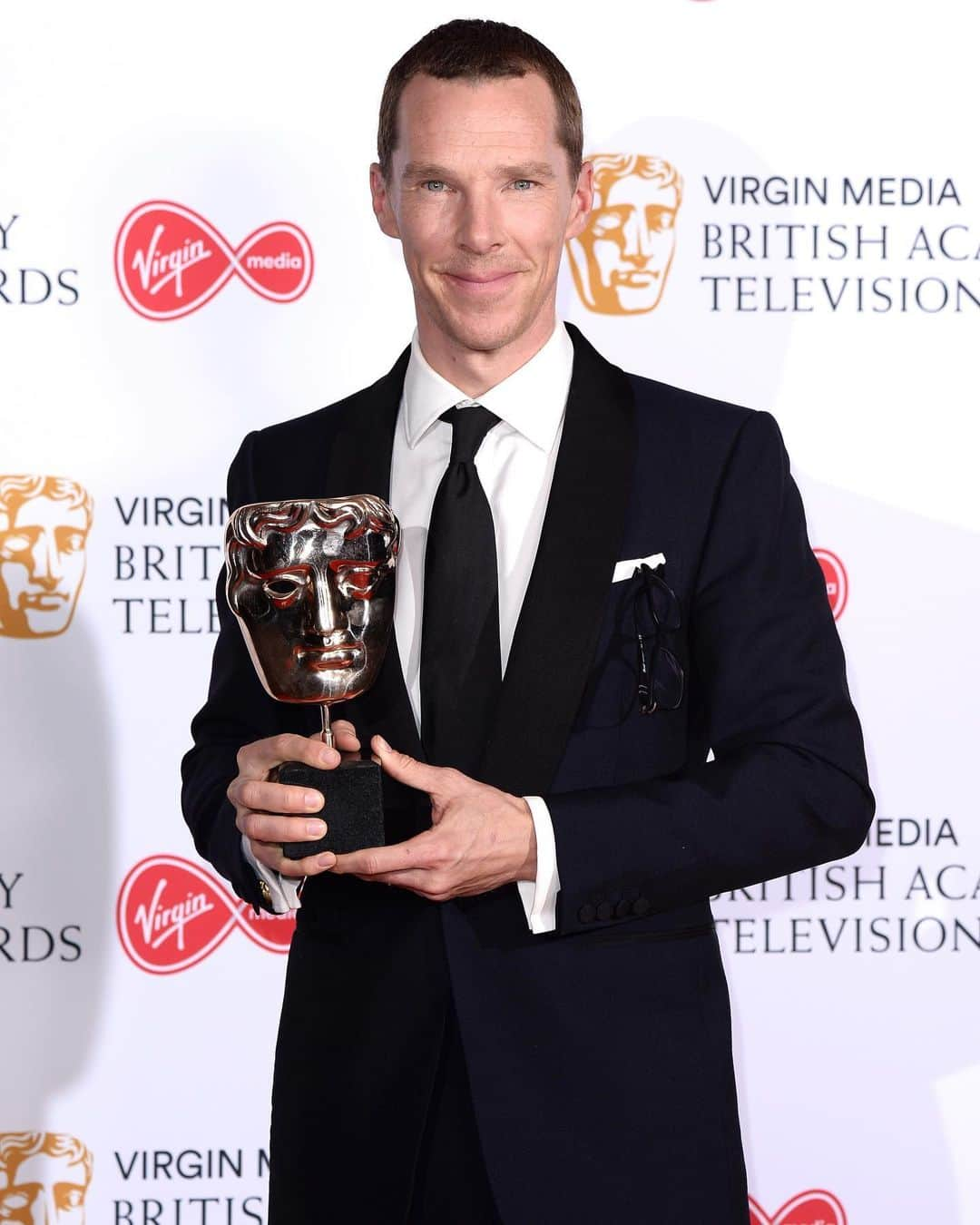 Just Jaredさんのインスタグラム写真 - (Just JaredInstagram)「Benedict Cumberbatch shows off his Leading Actor award after winning at the British Academy Television Awards! #BenedictCumberbatch #BAFTATV Photos: Getty」5月13日 8時41分 - justjared